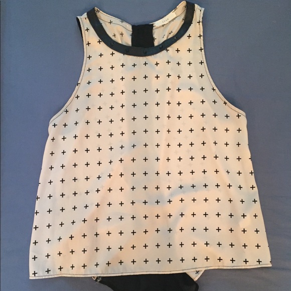 Fun white sleeveless shirt with black pattern - Picture 1 of 3
